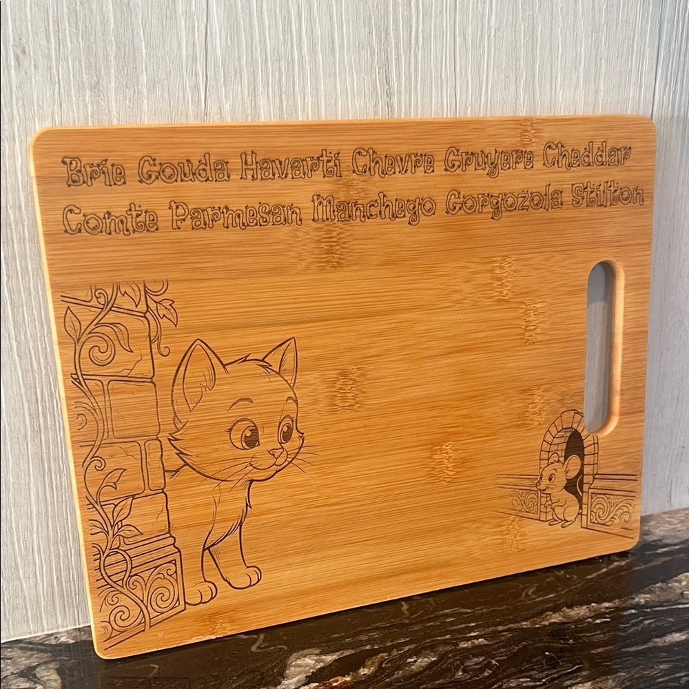 Artisan Bamboo Cheese Cutting Board with Cat and Mouse Design - Picture 2 of 9